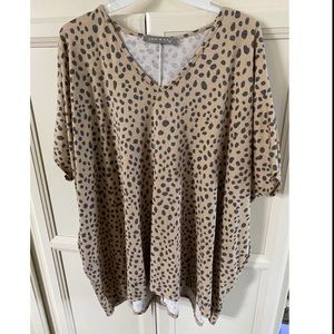 Super cute cheetah print top with pockets